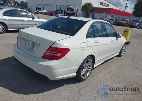 2012 Mercedes-Benz C 250 Luxury/Sport z USA, uszkodzony, nr VIN WDDGF4HB6CA634136